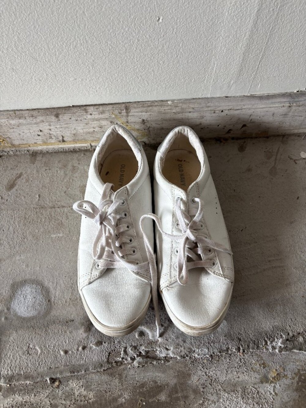 Old Navy White fake leather tennis shoes Size 7
